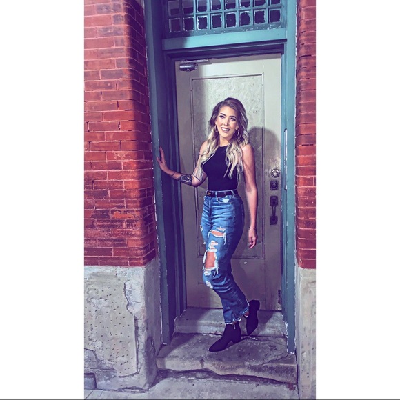 Meet your Posher, Nicole - Picture 3 of 6